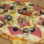 Pizza na spodzie kalafiorowym (low-carb)