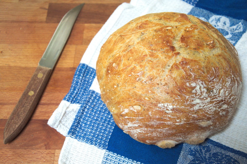 Łatwy chleb pszenny z ziołami prowansalskimi, pieczony w garnku