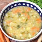 Sycąca zupa z młodych warzyw i soczewicy